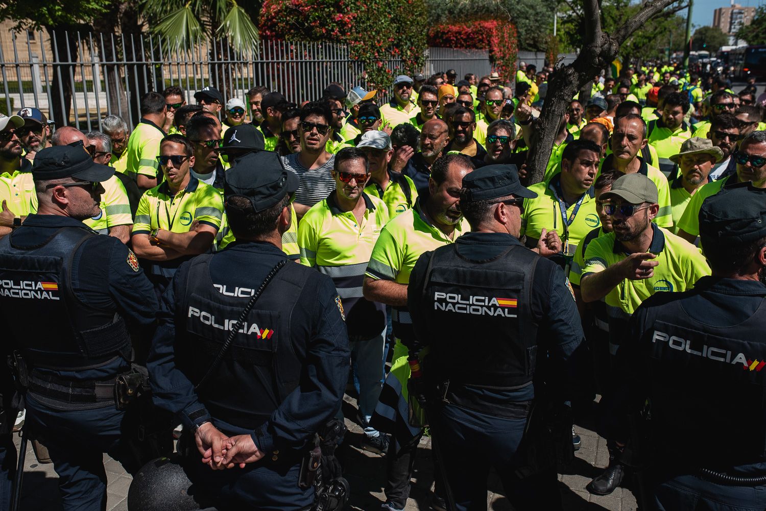 Trabajadores de Acerinox se concentran a las puertas del Parlamento andaluz