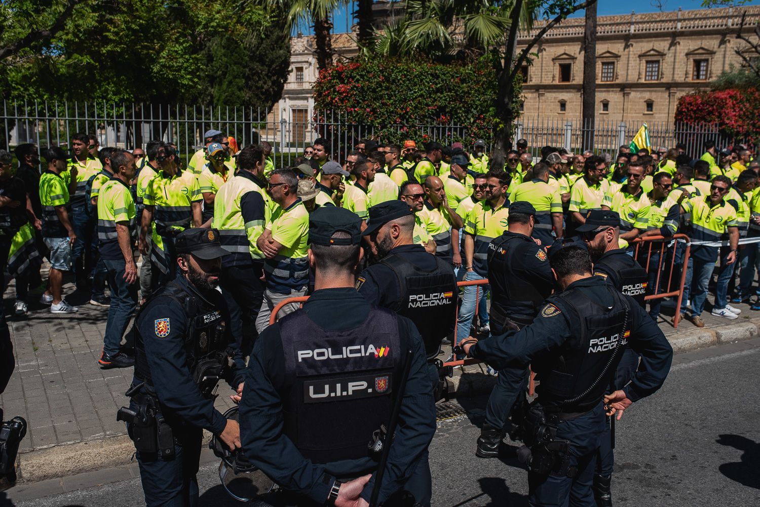 Trabajadores de Acerinox se concentran a las puertas del Parlamento andaluz