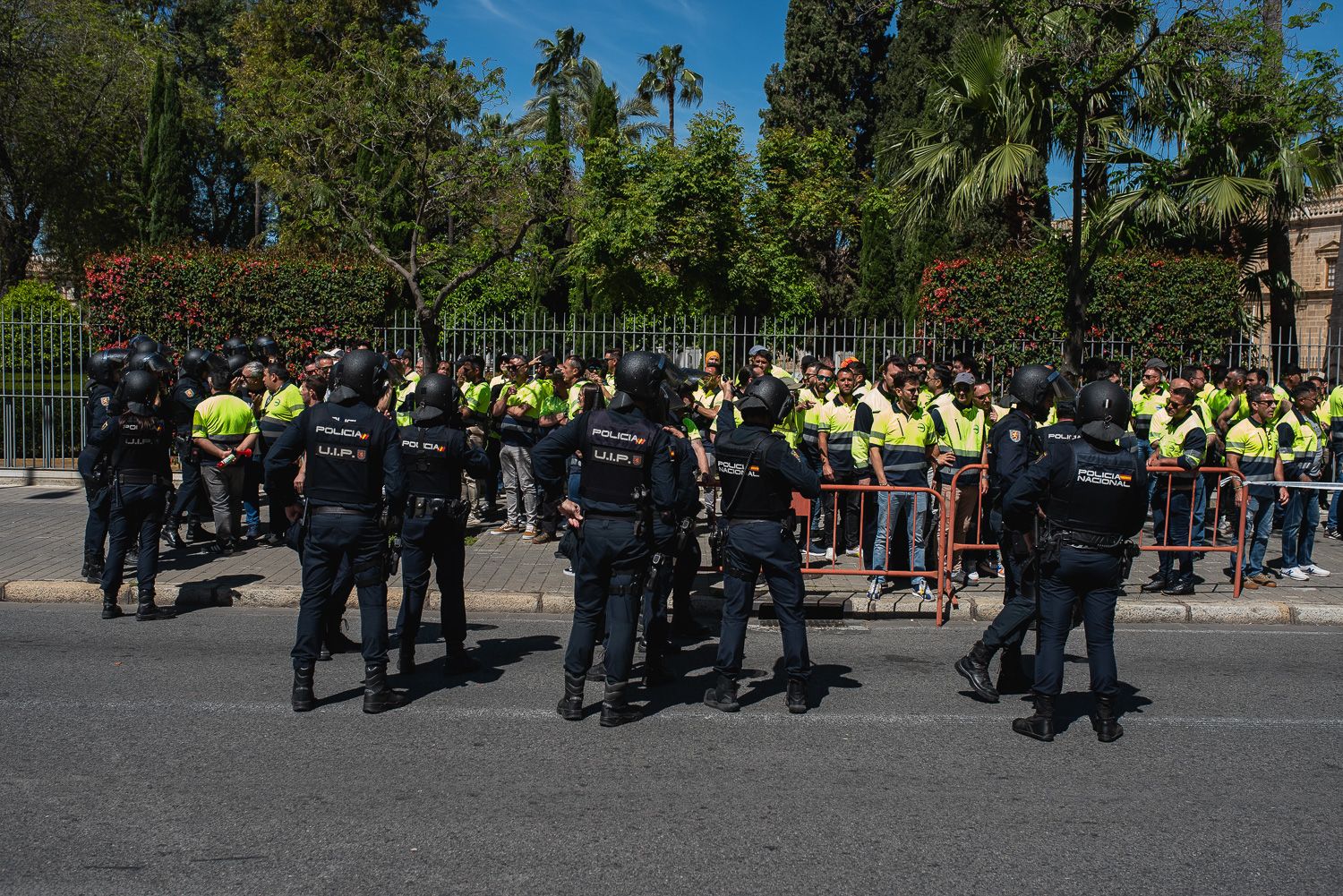 Trabajadores de Acerinox se concentran a las puertas del Parlamento andaluz