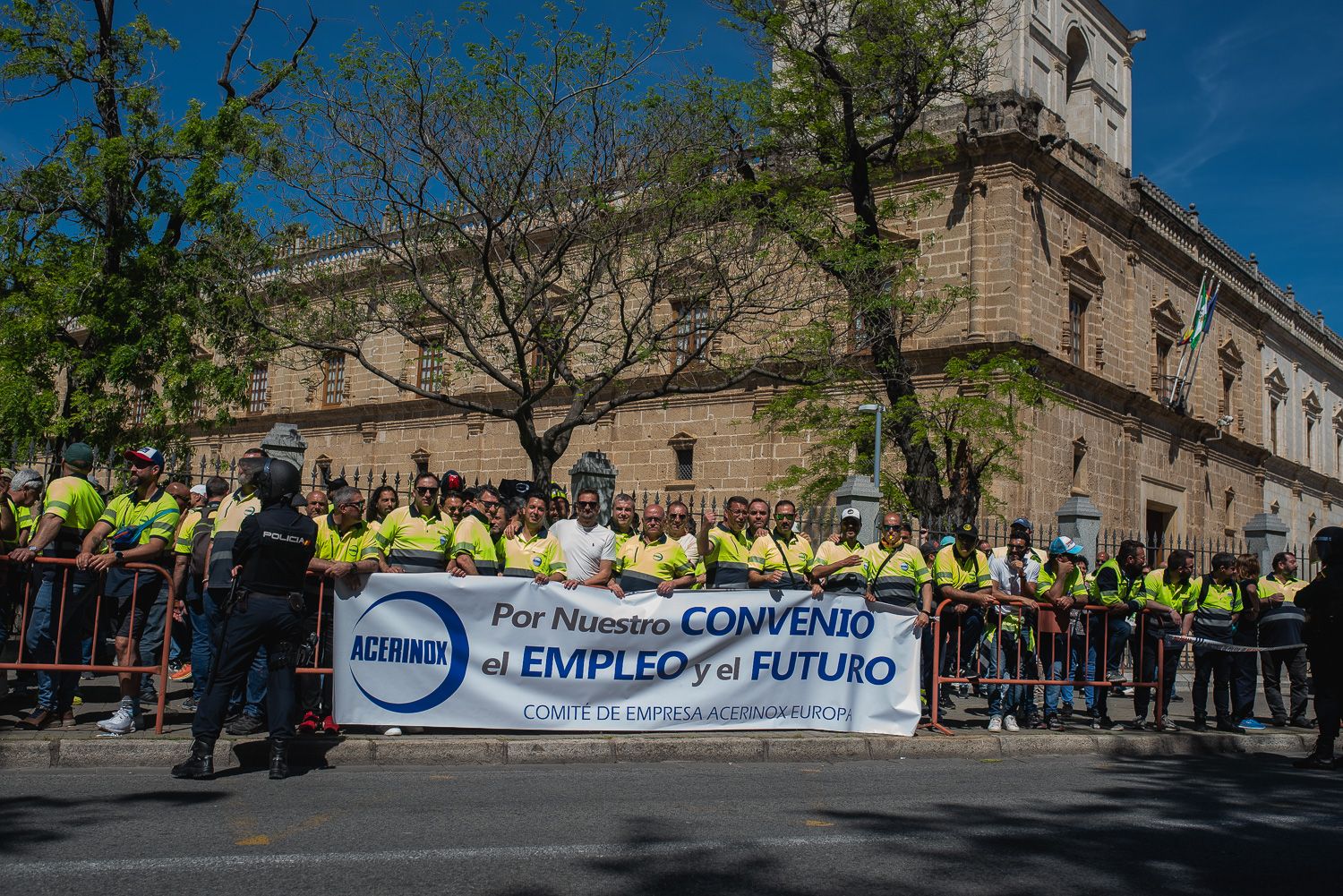 Trabajadores de Acerinox se concentran a las puertas del Parlamento andaluz