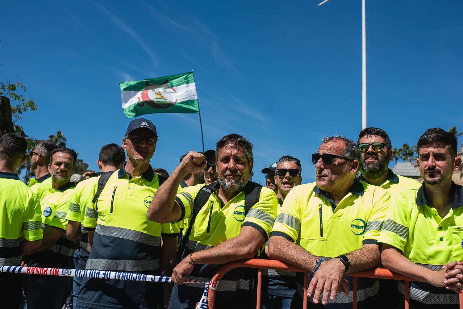 Un momento de la concentración de los trabajadores de Acerinox a las puertas del Parlamento andaluz hace dos semanas.