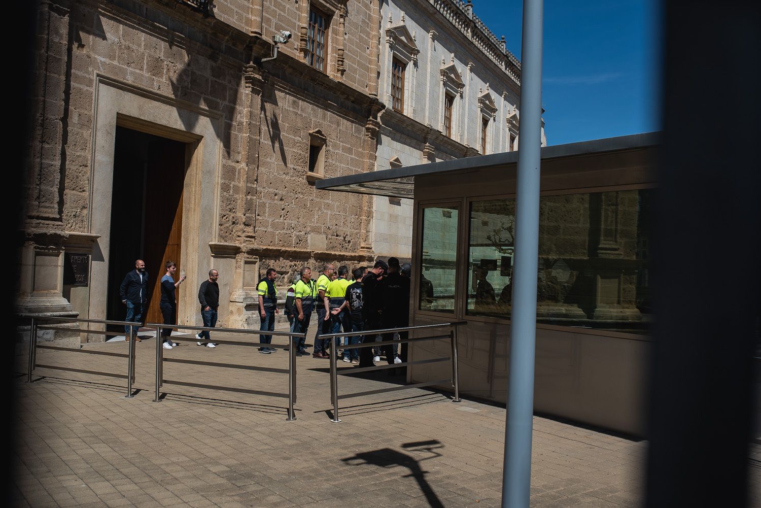 Trabajadores de Acerinox se concentran a las puertas del Parlamento andaluz