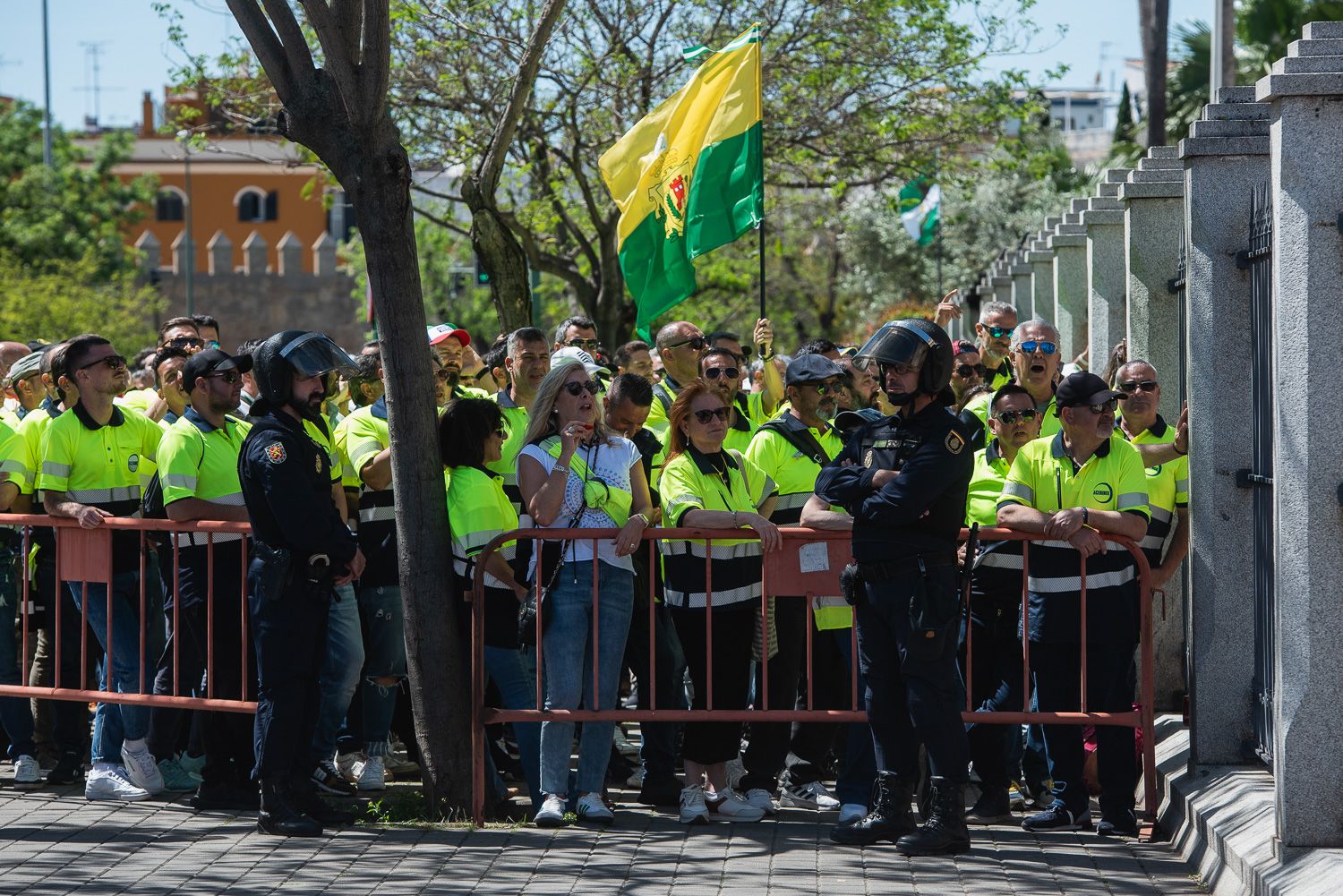 Trabajadores de Acerinox, en la concentarción a las puertas del Parlamento andaluz