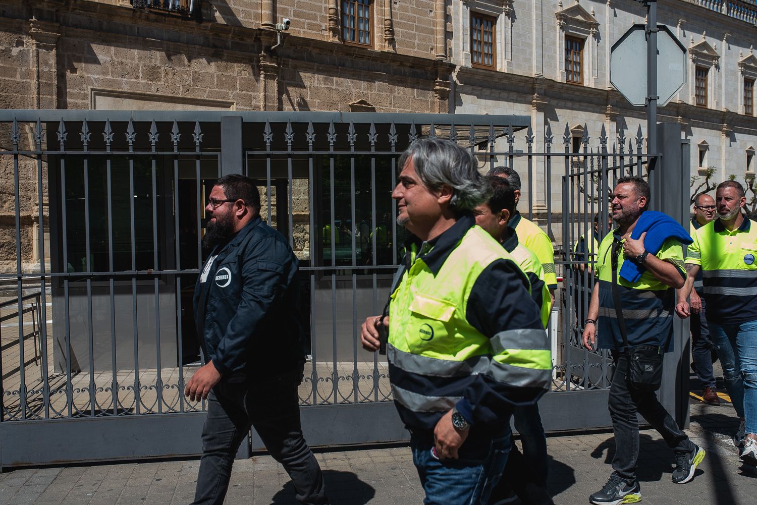 Trabajadores de Acerinox se concentran a las puertas del Parlamento andaluz