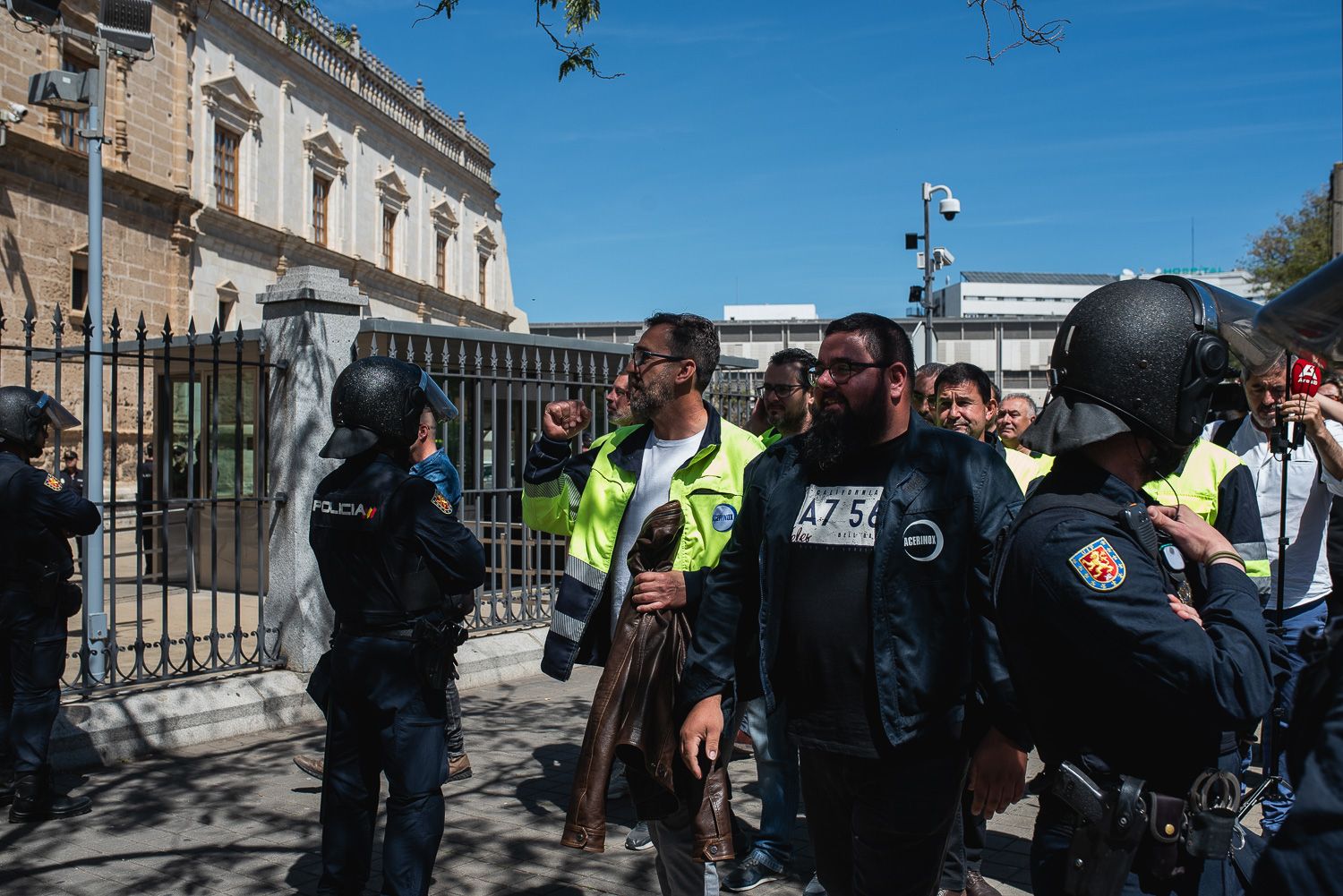 Trabajadores de Acerinox se concentran a las puertas del Parlamento andaluz