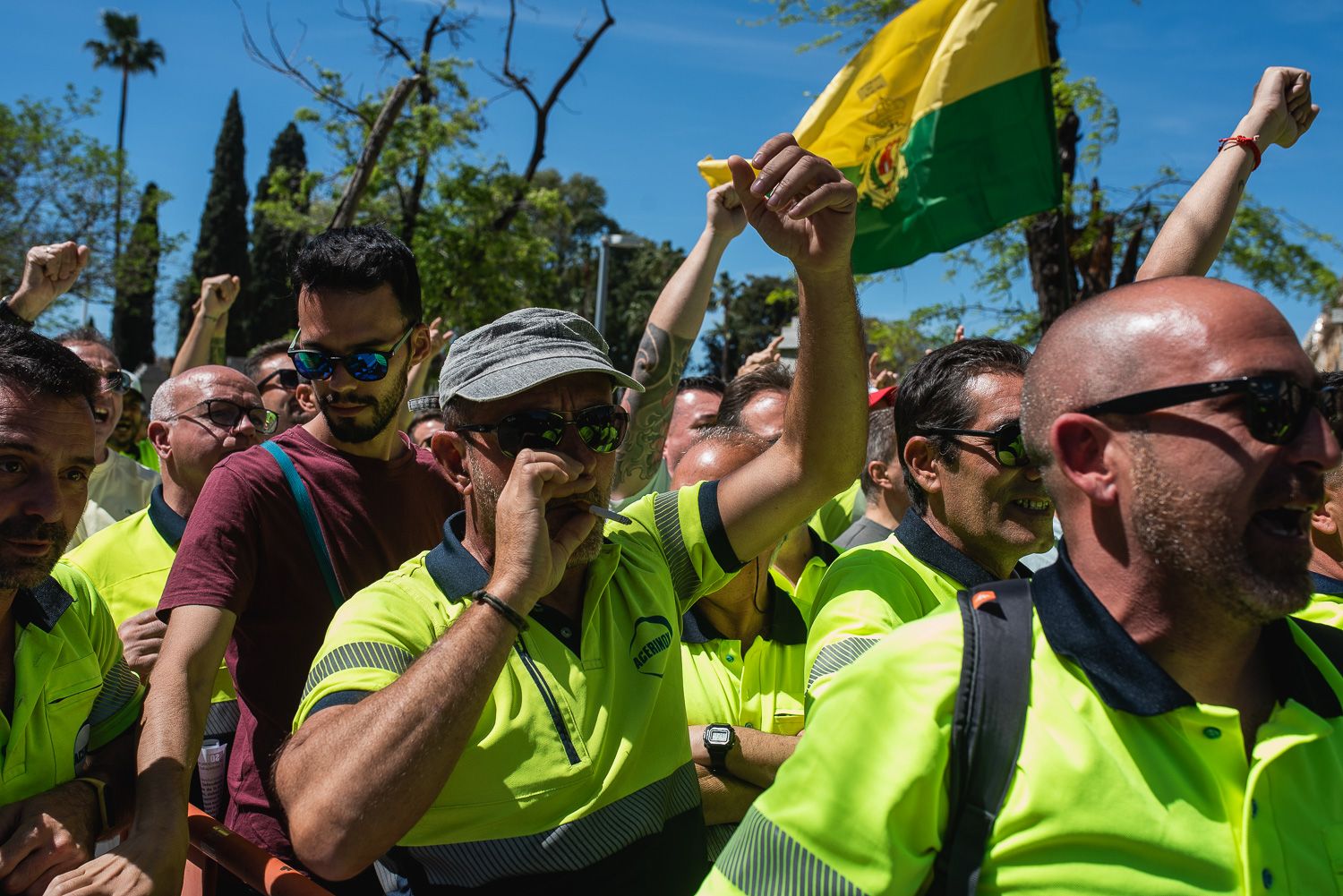 Trabajadores de Acerinox se concentran a las puertas del Parlamento andaluz