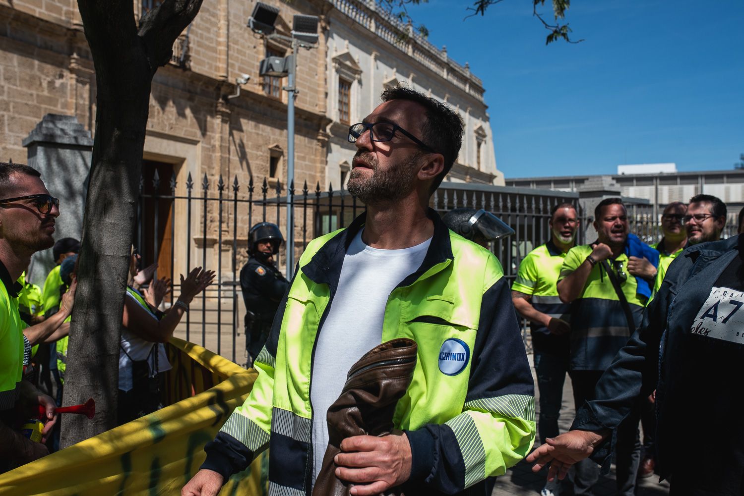Trabajadores de Acerinox se concentran a las puertas del Parlamento andaluz