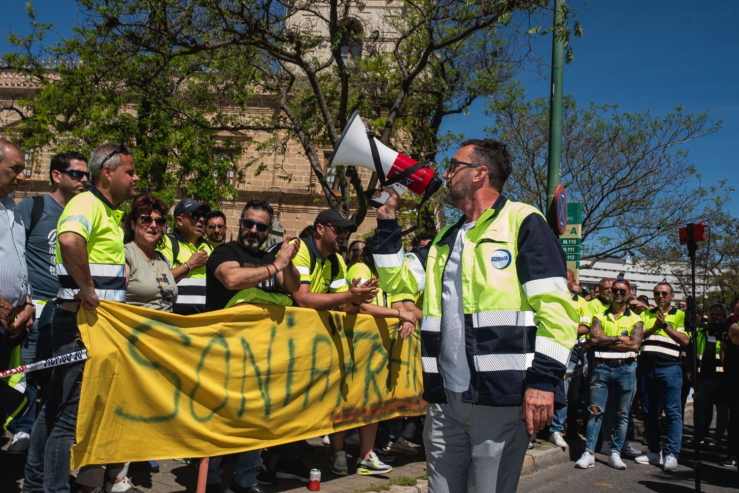 Trabajadores de Acerinox se concentron a las puertas del Parlamento andaluz