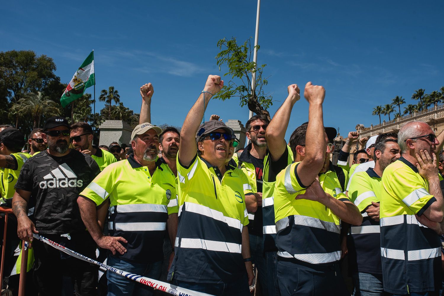 Trabajadores de Acerinox, en la concentración realizada a las puertas del Parlamento andaluz