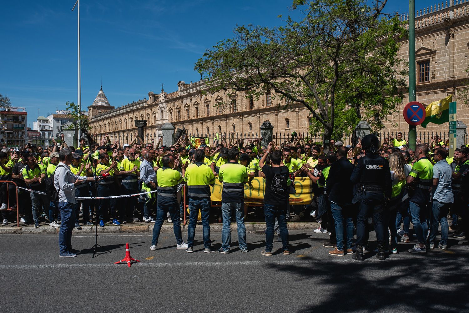 Trabajadores de Acerinox se concentran a las puertas del Parlamento andaluz