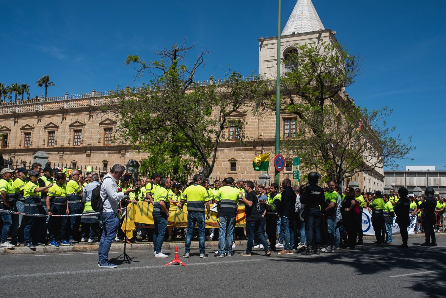 Trabajadores de Acerinox se concentraron a las puertas del Parlamento andaluz