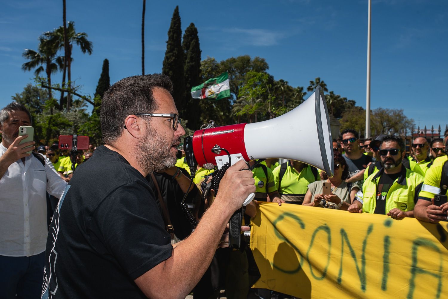Trabajadores de Acerinox se concentran a las puertas del Parlamento andaluz