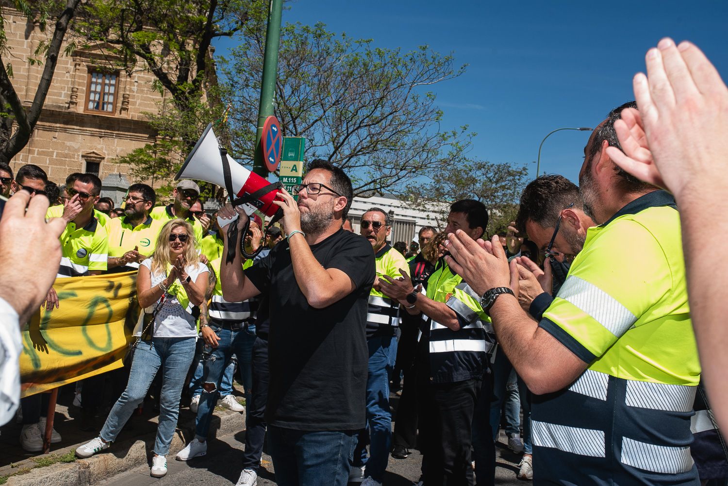 Trabajadores de Acerinox se concentran a las puertas del Parlamento andaluz