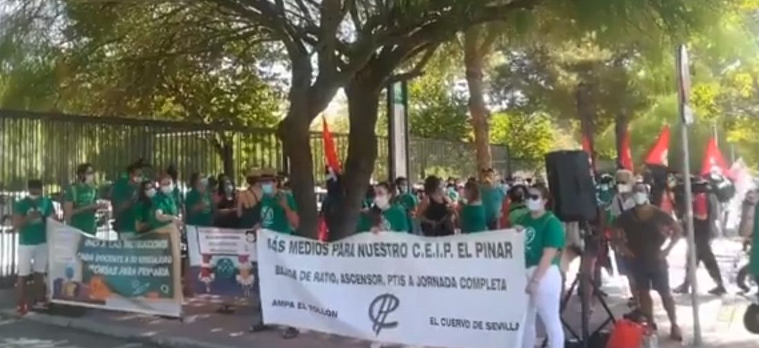 Un momento de la manifestación ante la Delegación de Educación en Sevilla. FOTO: Escuela de Calor