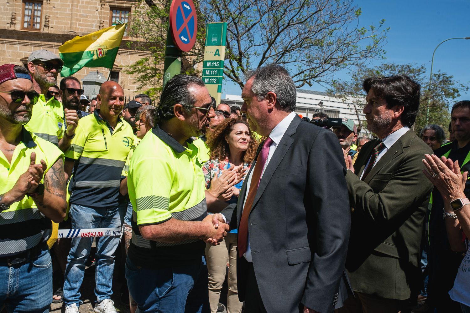Trabajadores de Acerinox se concentran a las puertas del Parlamento andaluz