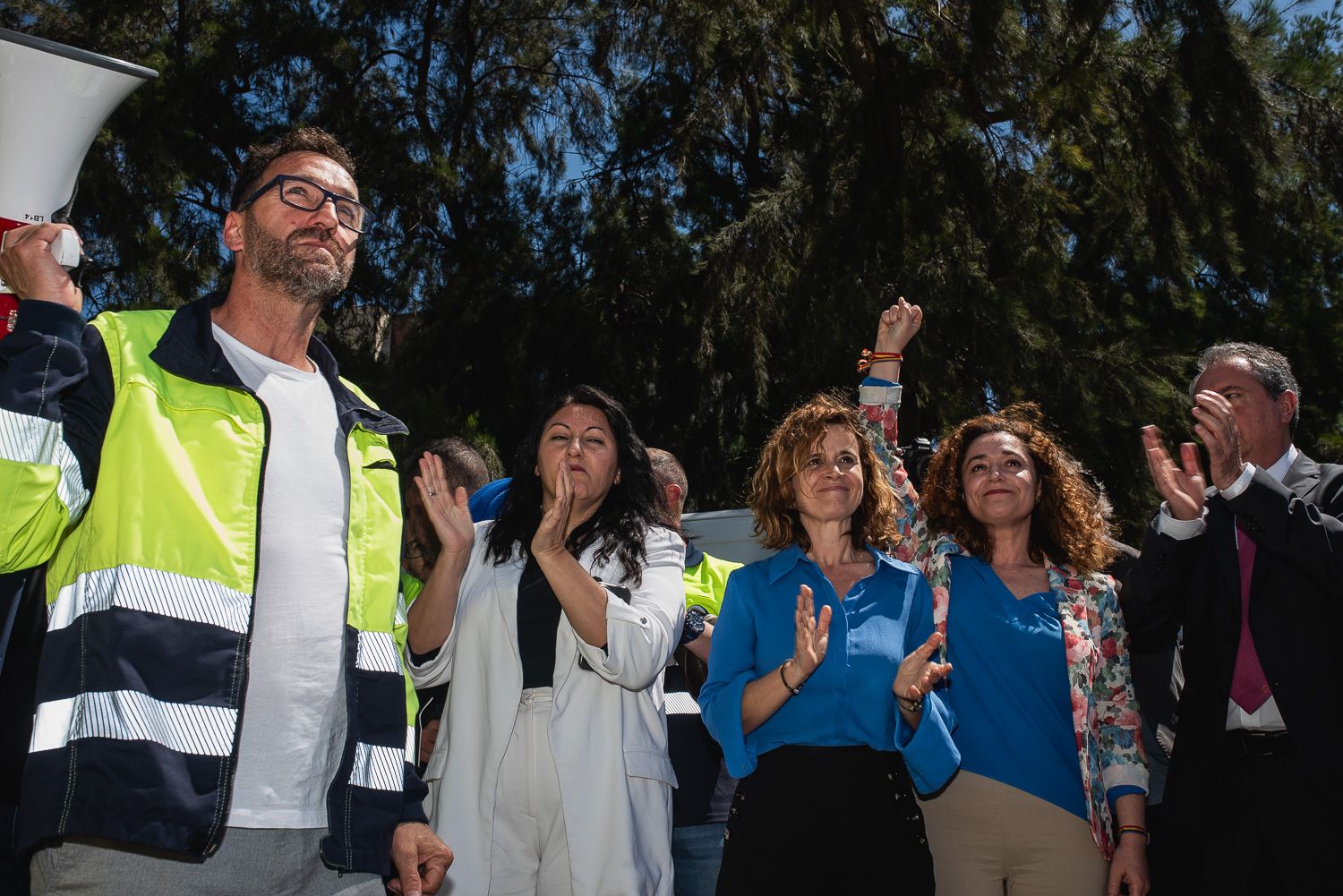 Trabajadores de Acerinox se concentran a las puertas del Parlamento andaluz