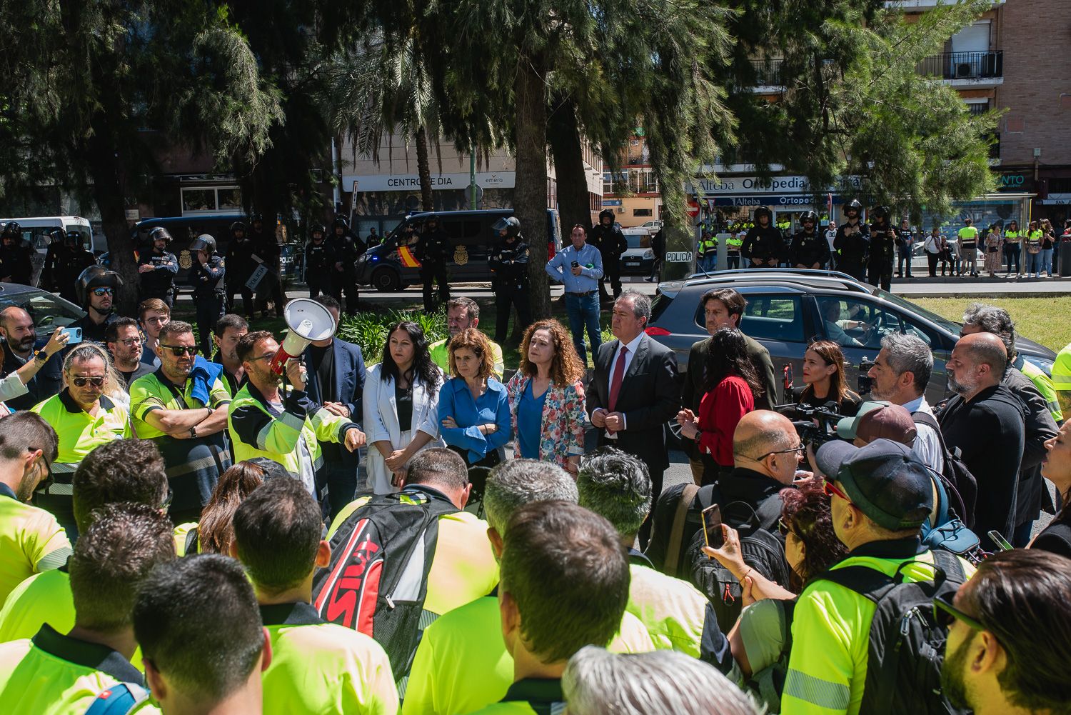 Trabajadores de Acerinox se concentran a las puertas del Parlamento andaluz