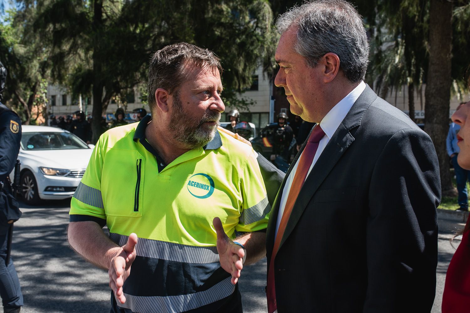 Trabajadores de Acerinox se concentran a las puertas del Parlamento andaluz
