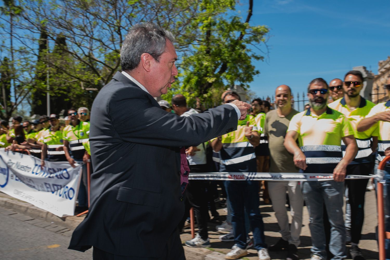 Trabajadores de Acerinox se concentran a las puertas del Parlamento andaluz
