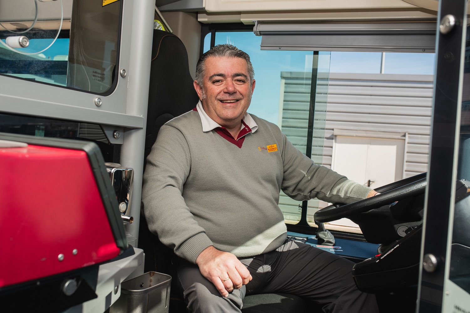 Miguel Ordóñez, genio y figura, al volante del autobús que conduce cada día. 