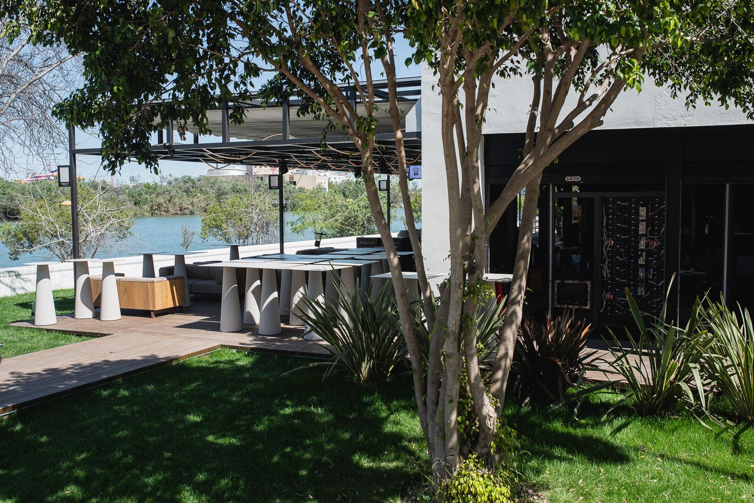 La terraza de Bonono, un nuevo chiringuito y restaurante junto al río en Sevilla.