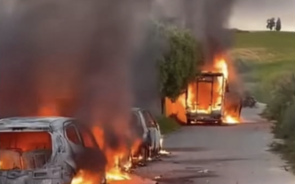 Incendio de cuatro coches en Jerez. 