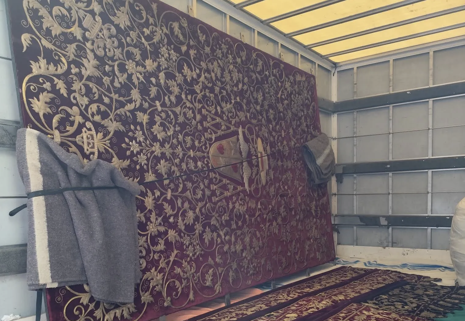 Techo y caídas cargadas en el transporte que las llevó a Écija. 