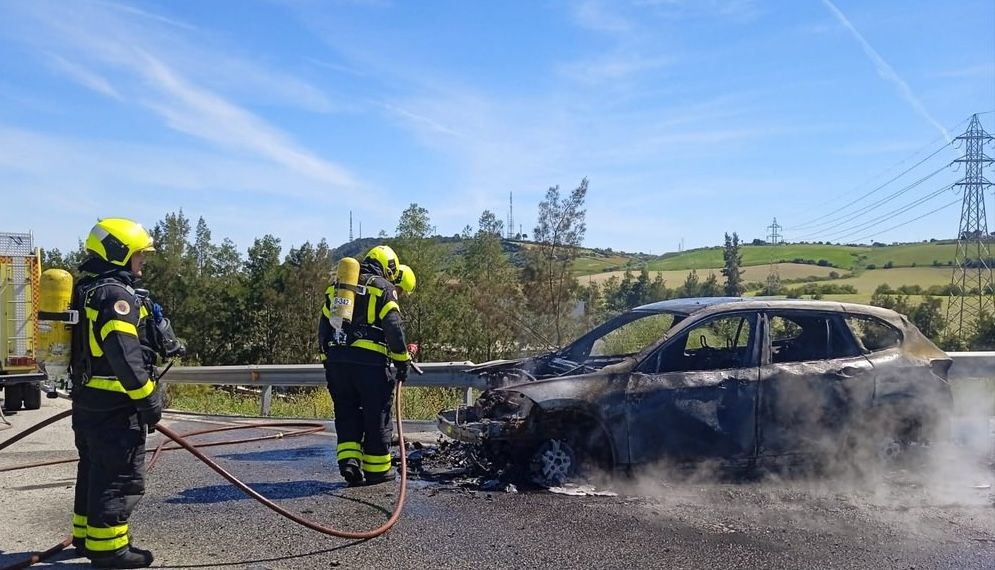 El coche quemado, en la entrada a Jerez.