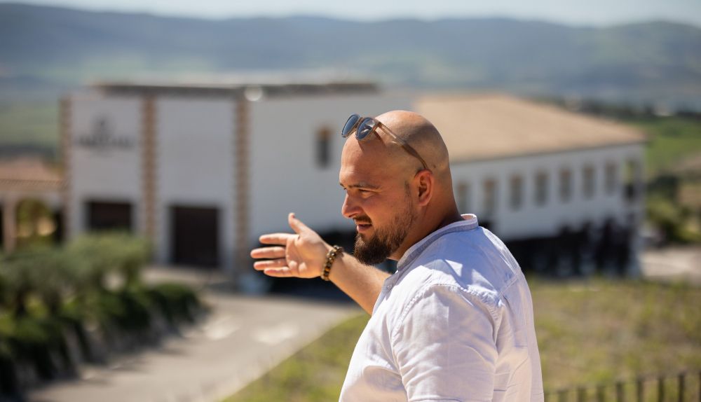 Sergio Troya durante la entrevista en la finca.