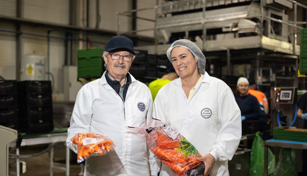 José Martínez, gerente de Arcoval, junto a su hija, Raquel Martínez, en las instalaciones de la empresa en Jédula.
