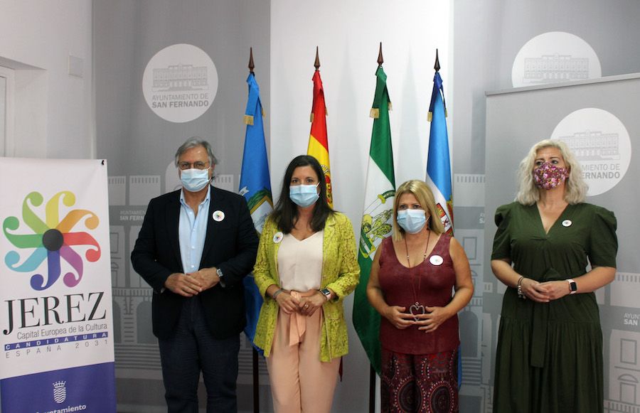 Las alcaldesas de Jerez y San Fernando, Mamen Sánchez y Patricia Cavada, con los delegados Francisco Camas y María José Foncubierta, tras la reunión.