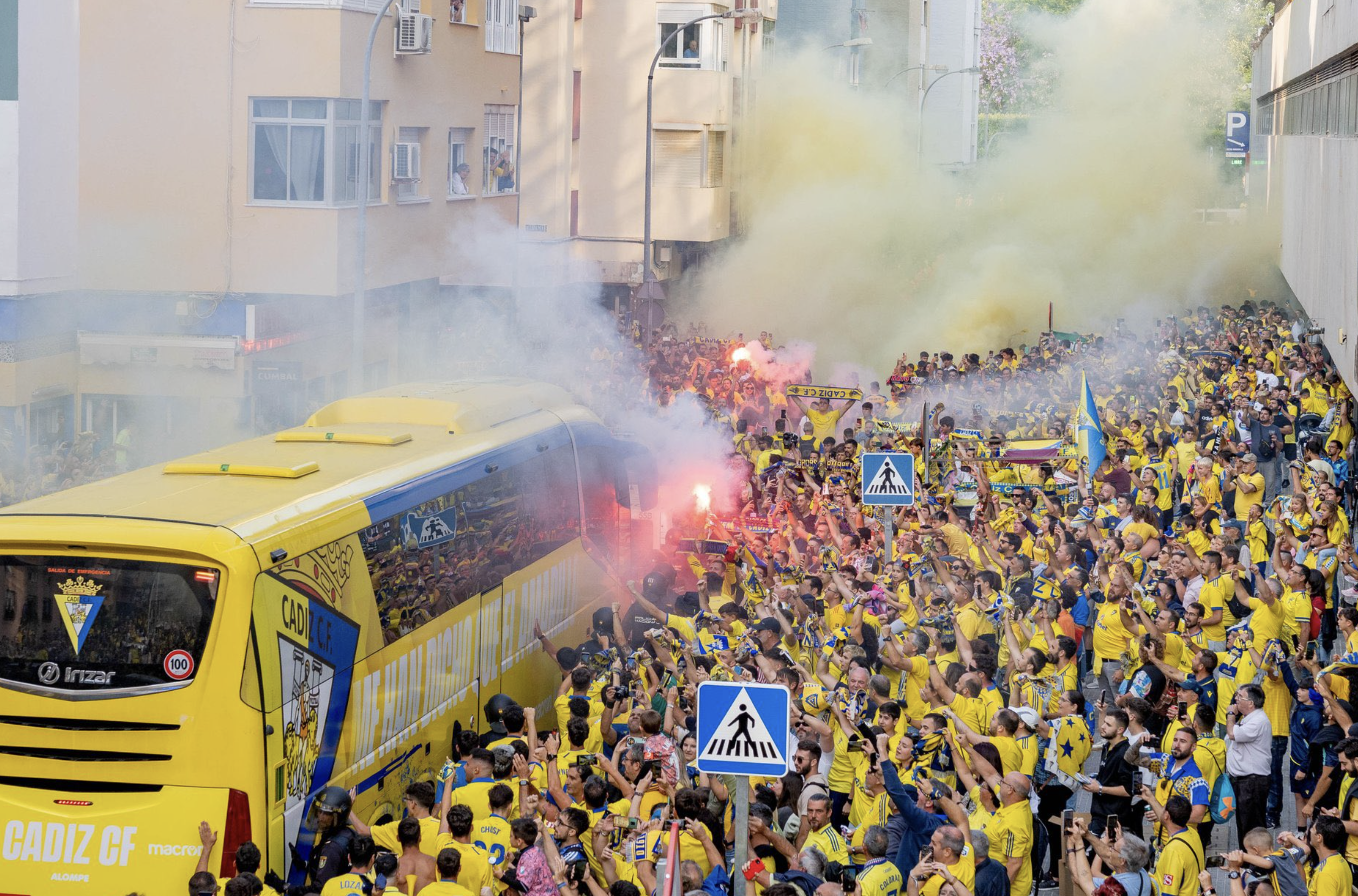 Recibimiento de la afición del Cádiz CF al autobús del equipo amarillo.   FOTO: CÁDIZCF