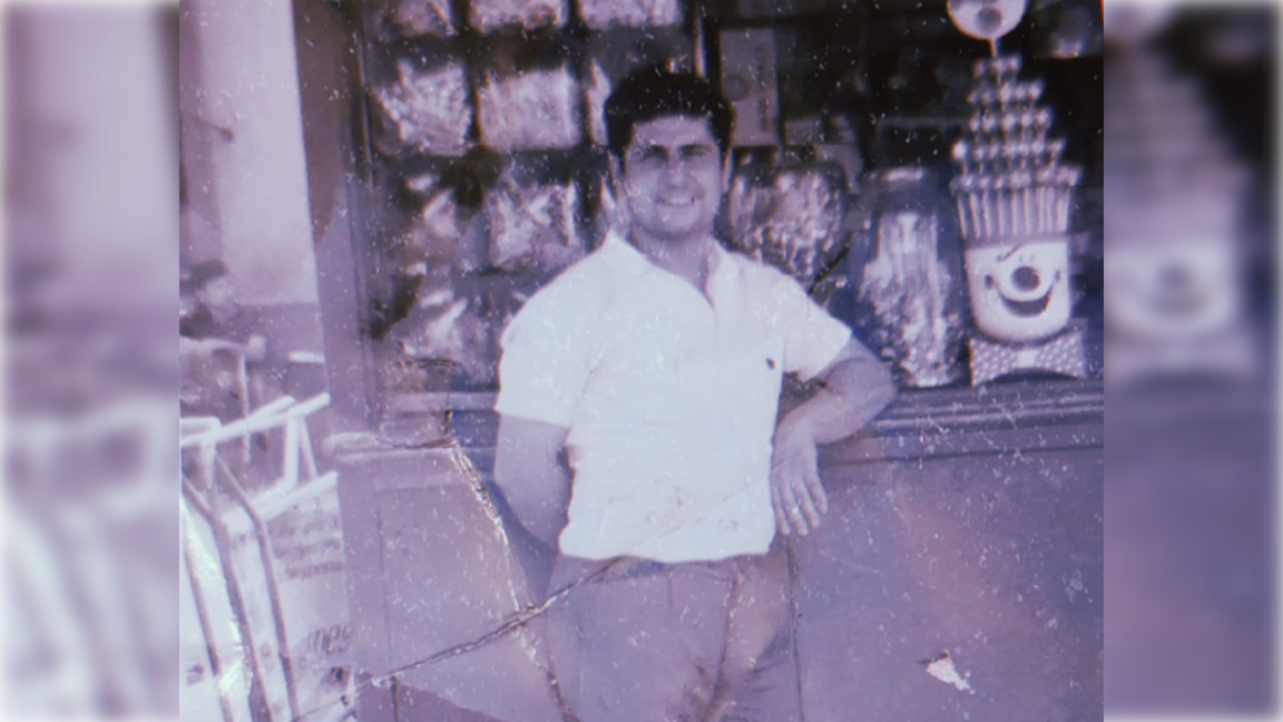 Una imagen de hace décadas de 'tío Perico' en su kiosco.