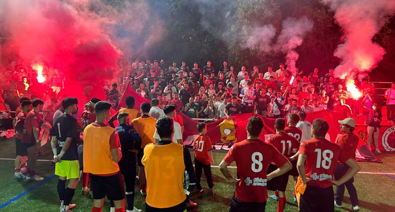 Jugadores y afición del Triana CF.