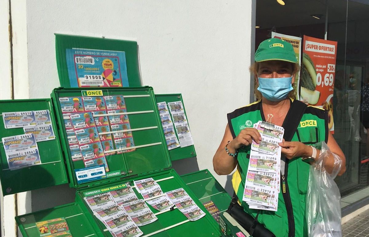 Lourdes Horrillo en la calle Antonio Ligero de Conil.