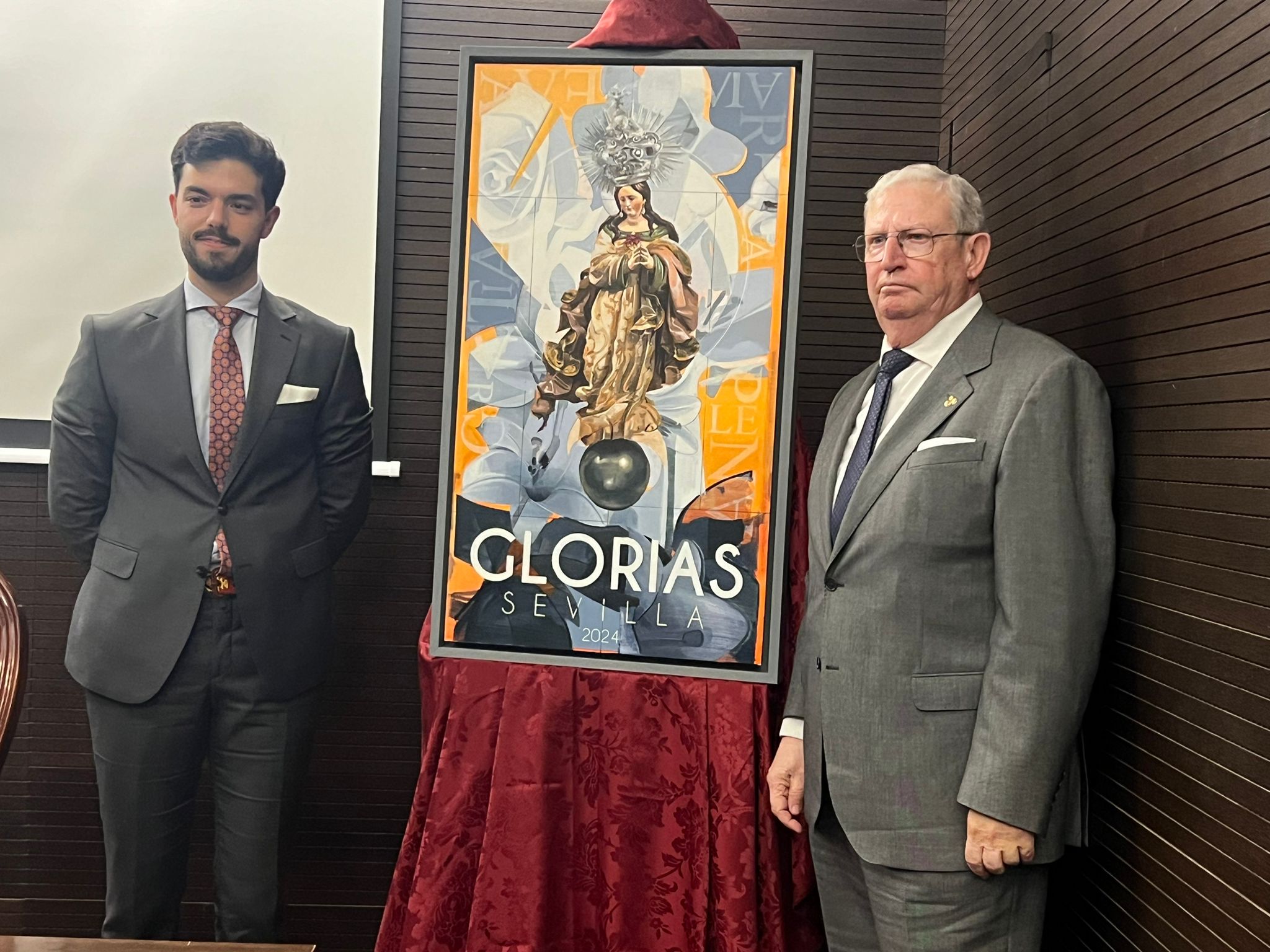 El autor del cartel y el presidente del Consejo General de Hermandades. 