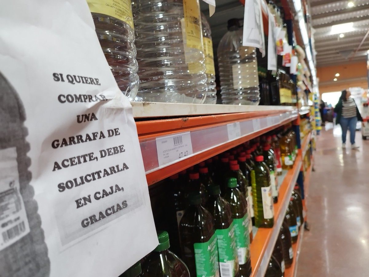 Garrafas de aceite vacías en Super Carmela.