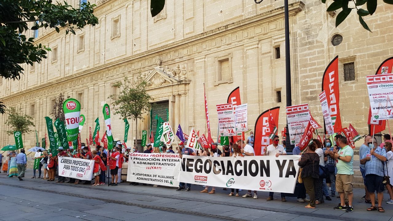 Convocatoria frente a la sede central del SAS en Sevilla de sanitarios y sindicatos este martes en Sevilla. Foto: lavozdelsur.es