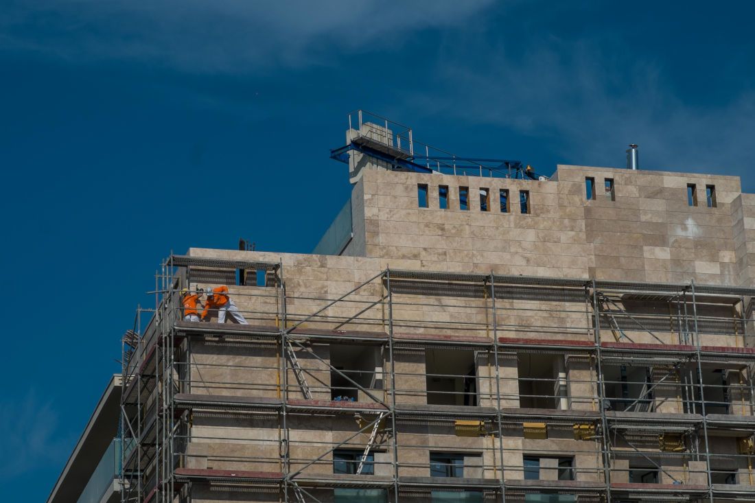 Dos empleados en una obra, en una imagen de archivo.