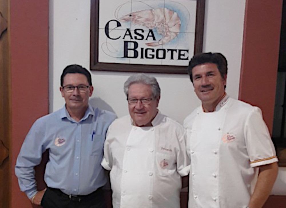 Los hijos Fernando y César, junto al padre, Fernando Hermoso, en su restaurante Casa Bigote. 