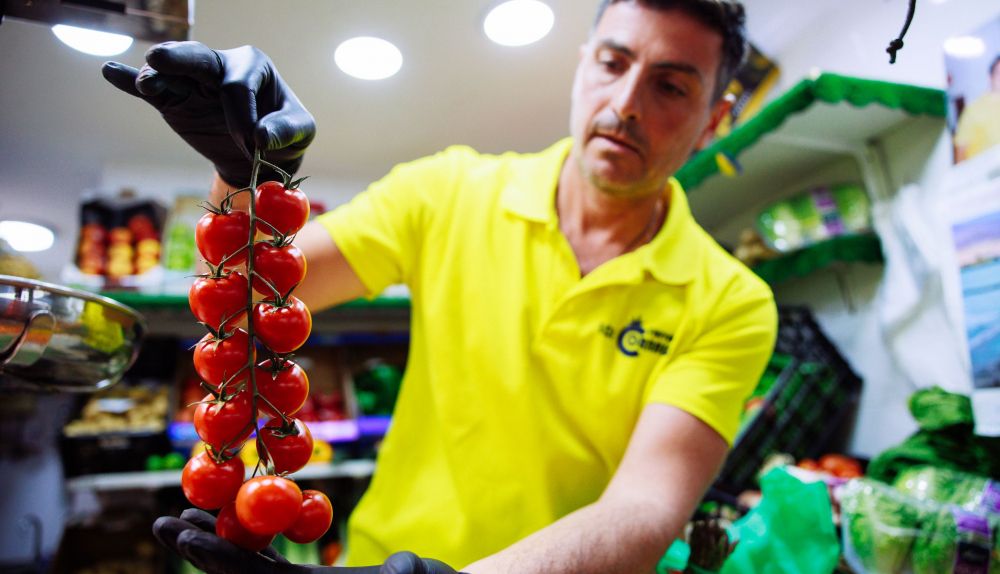 El frutero muestra parte de los productos que le han dado prestigio entre clientes y hostelería.  JUAN CARLOS TORO