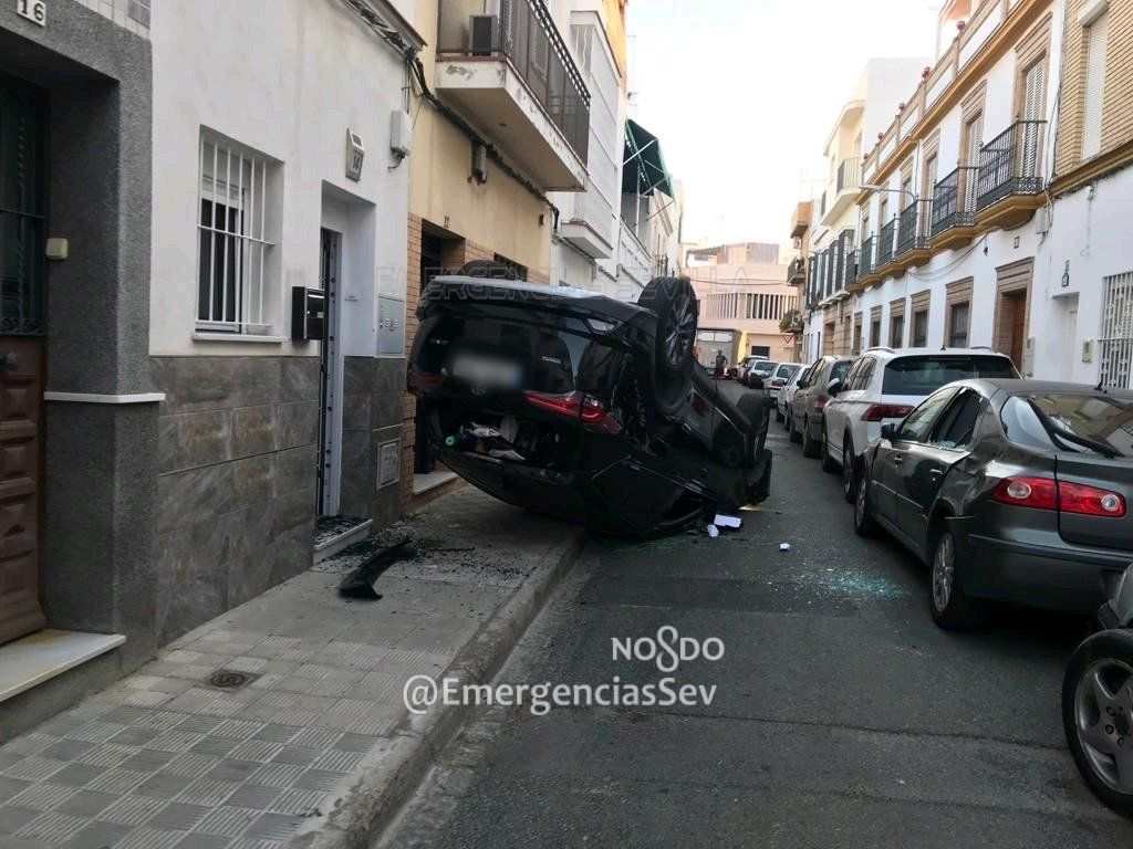 Coche volcado en la calle Sebastián Gómez de Sevilla. Foto: Emergencias Sevilla