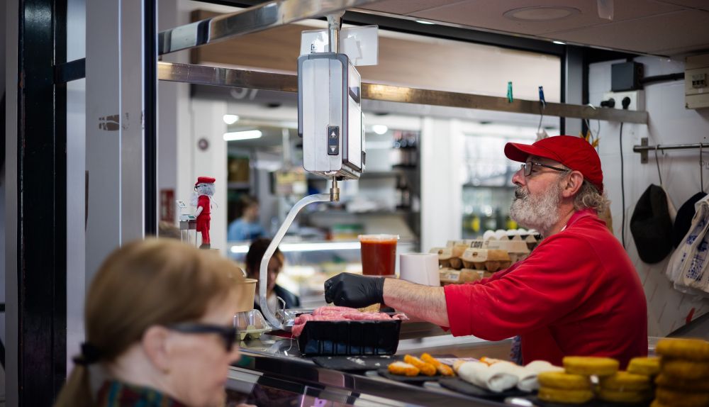 El propietario preparando pedido. 