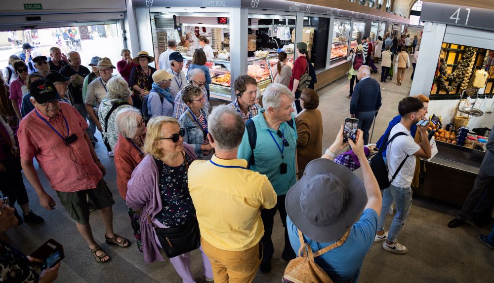 Ambiente en la Plaza en torno al puesto de Jesús Ramírez.