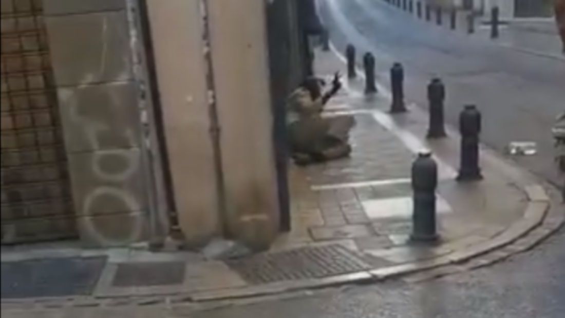 El hombre, tirado en la calle antes del suceso. FOTO: Policía Local de Granada
