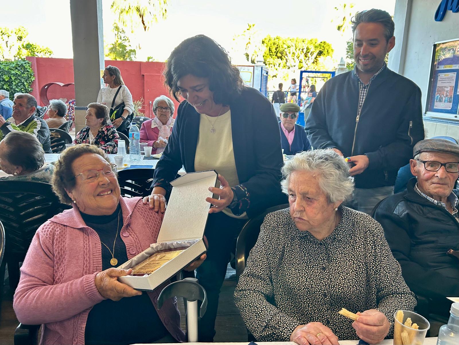 La alcaldesa entregando regalos a los vecinos más veteranos de La Algaida.