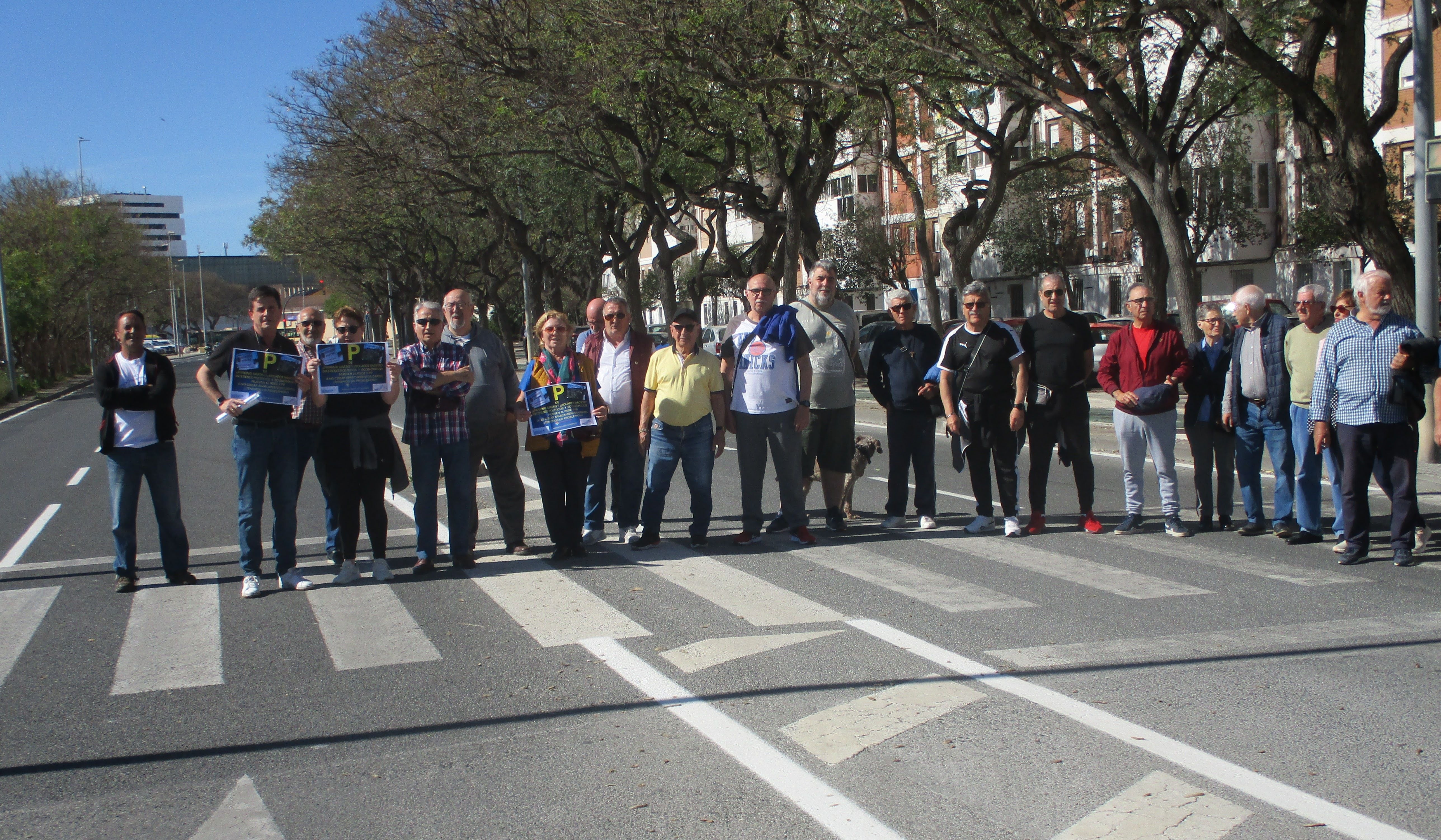 La protesta vecinal en Cádiz que se repetirá este sábado, poco antes del partido ante el Barça.