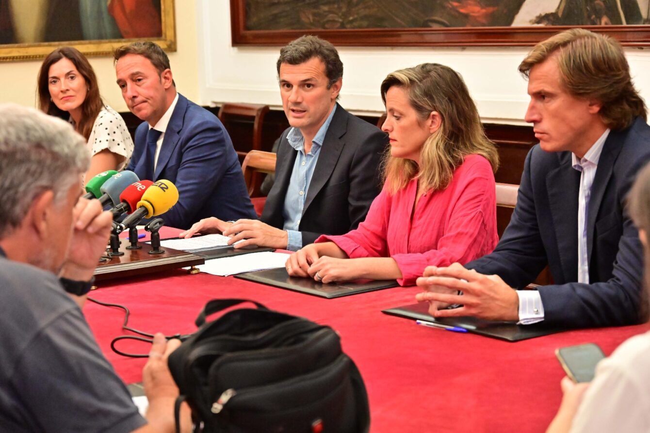 El alcalde de Cádiz durante una reunión de la Junta de Gobierno Local. 