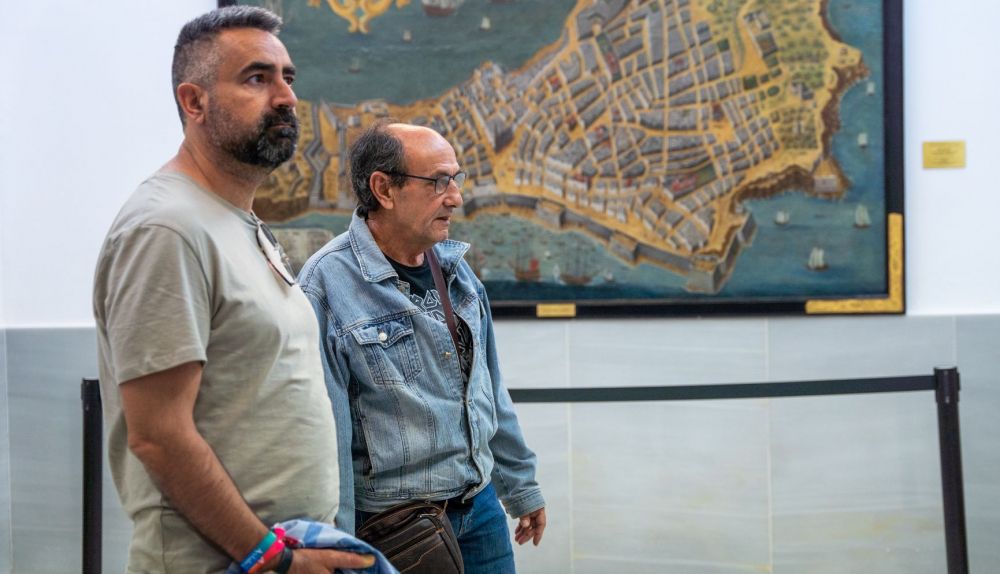 Jose León y Jesús Carbonell, este martes en una visita al Museo de Las Cortes de Cádiz.   REYNA