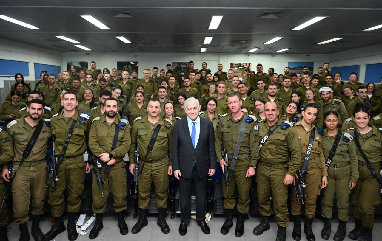 Netanyahy, primer ministro de Israel, con sus militares, esta semana.